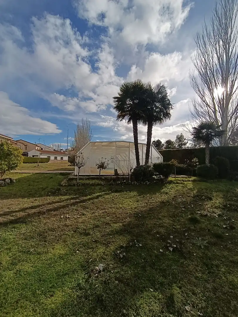 Houses for sale in Buendía  with Air Conditioner, Heating and Private garden