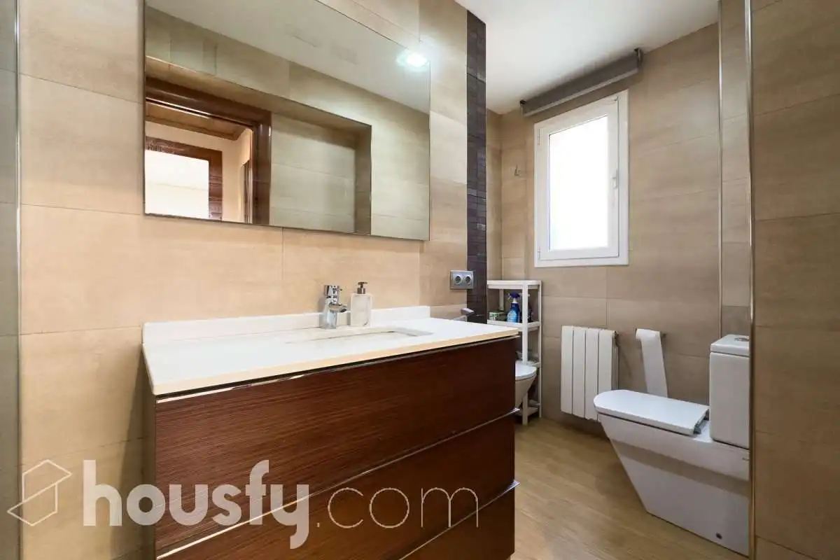 Badezimmer von Erdgeschoss zum Verkauf in Barcelona mit Klimaanlage, Heizung und Privatgarten
