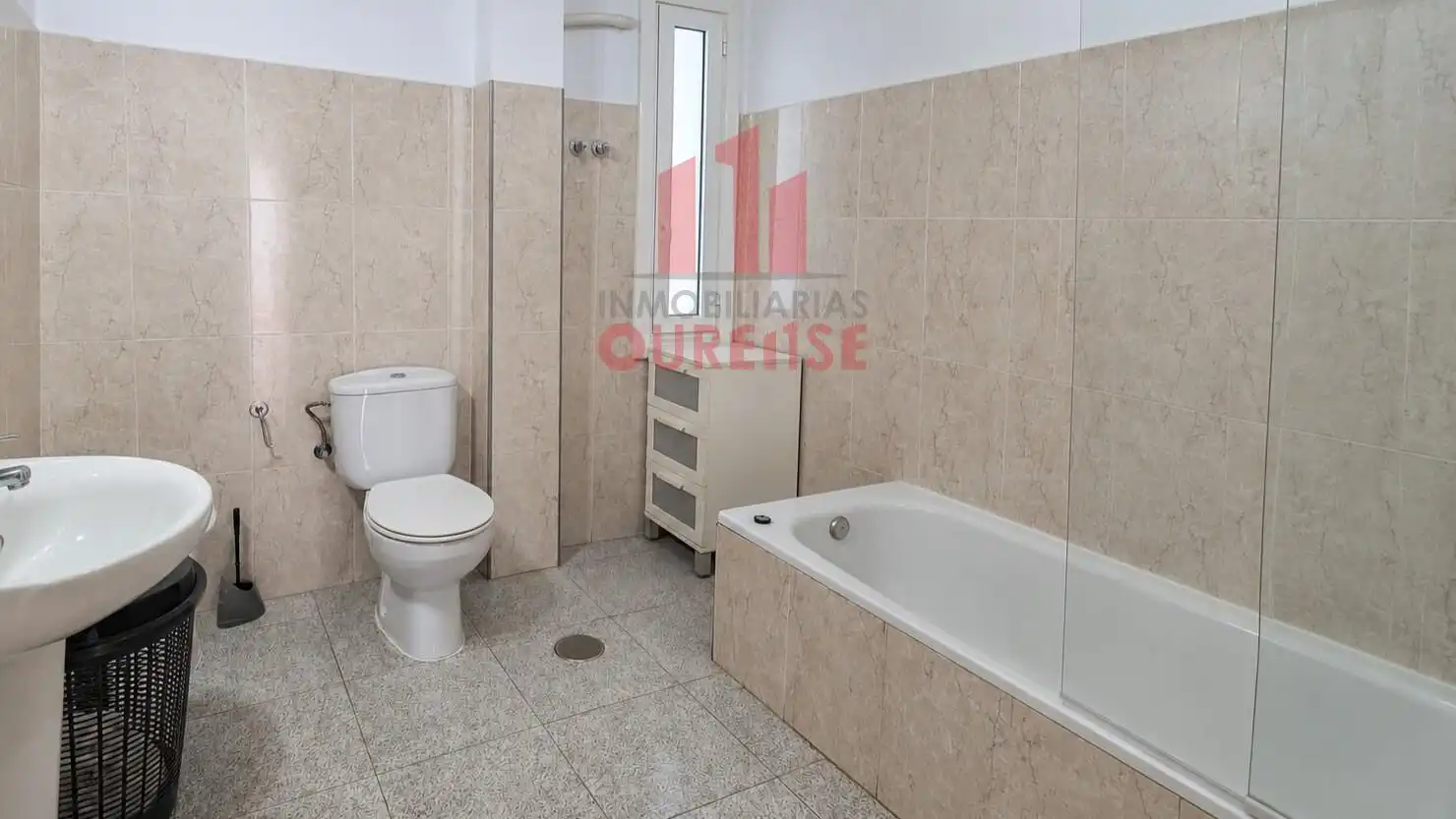 Bathroom of Flat for rent in Ourense Capital   with Heating, Furnished and Balcony