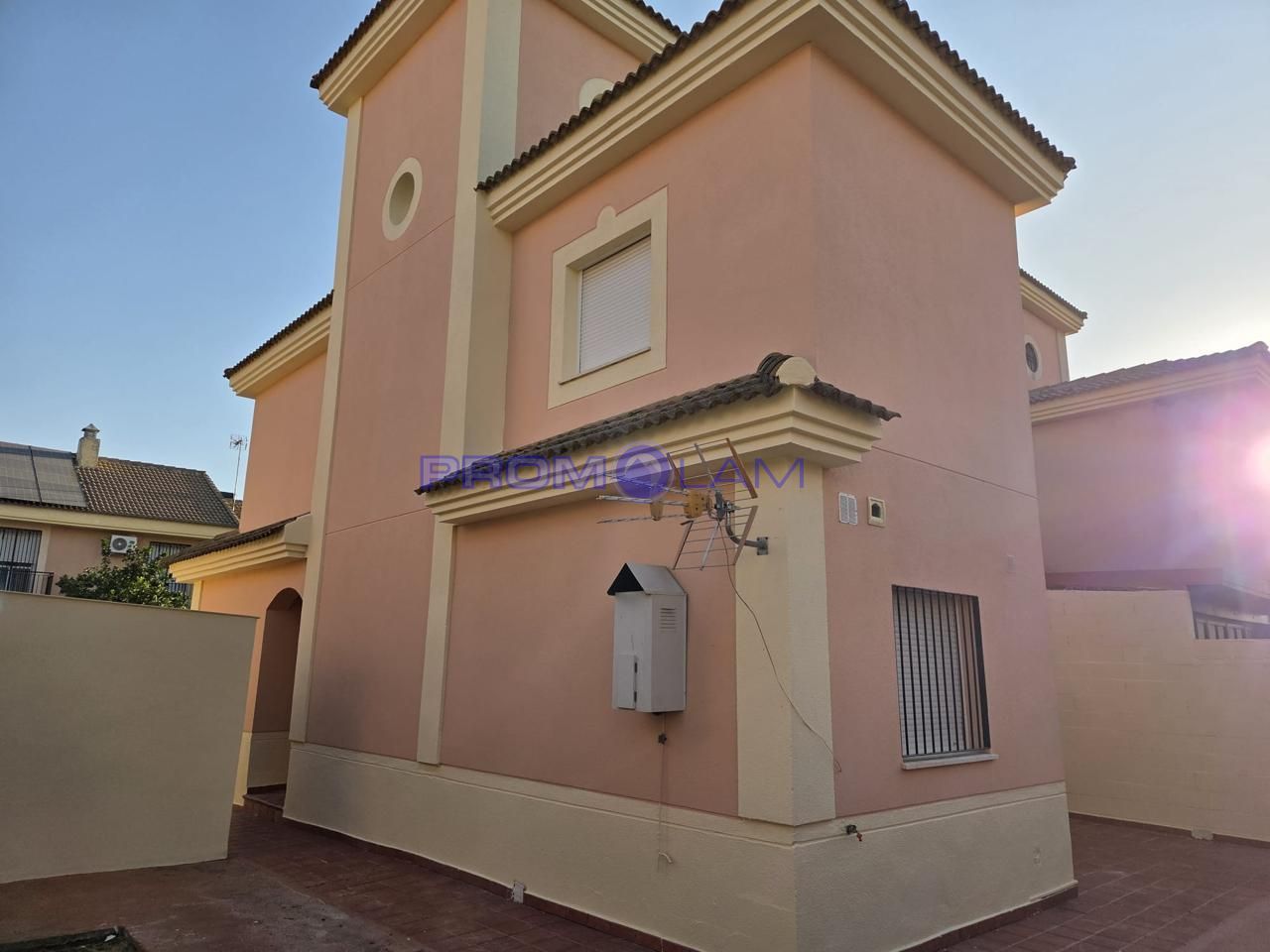 Vista exterior de Casa o xalet en venda en Mairena del Aljarafe amb Aire condicionat, Jardí privat i Terrassa