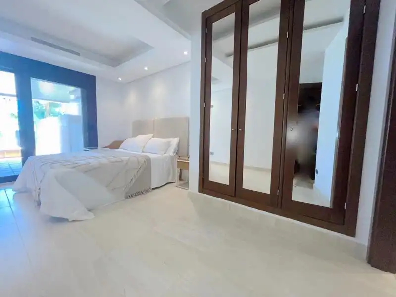 Habitación de Piso de alquiler en Estepona con Jardín privado, Terraza y Amueblado