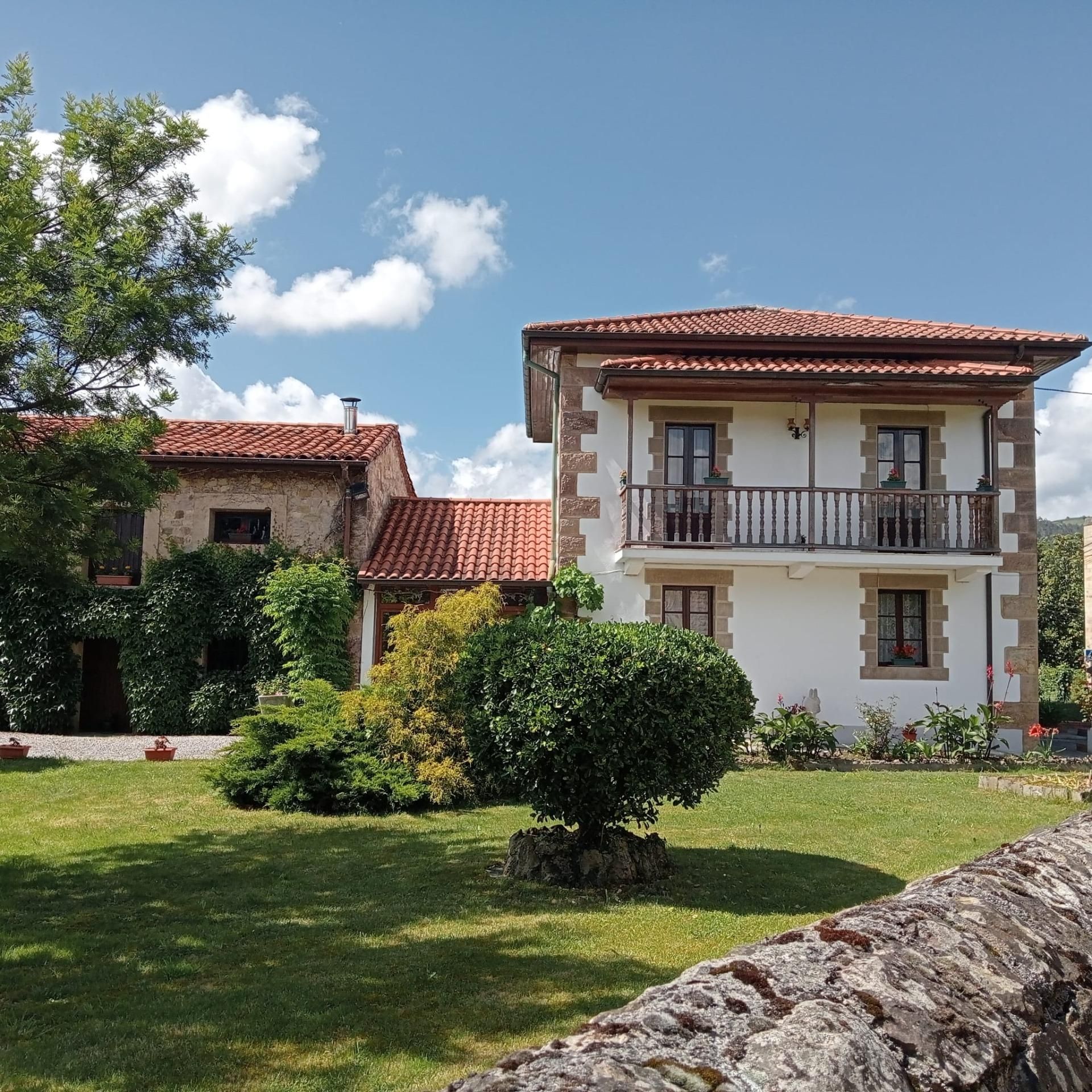 Vista exterior de Casa o xalet en venda en Arenas de Iguña amb Calefacció i Jardí privat