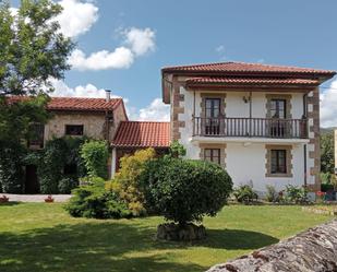 Vista exterior de Casa o xalet en venda en Arenas de Iguña amb Jardí privat