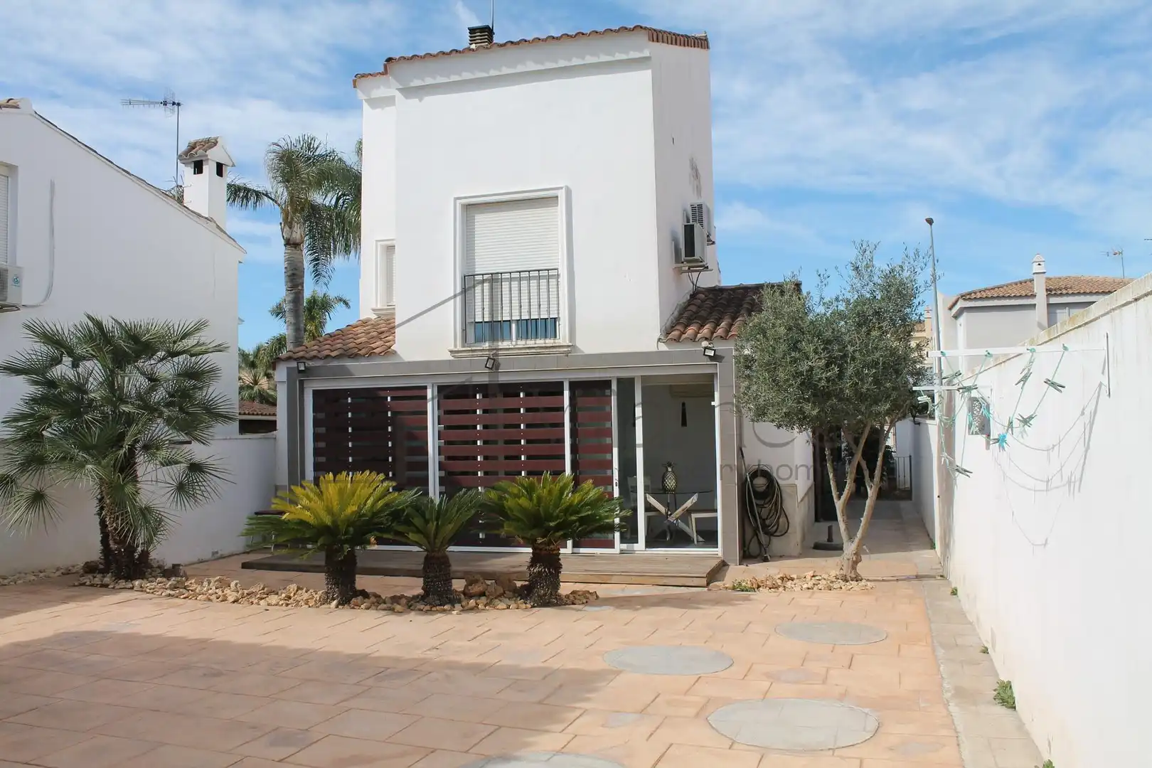 Vista exterior de Casa o xalet en venda en La Pobla de Vallbona amb Aire condicionat, Jardí privat i Terrassa