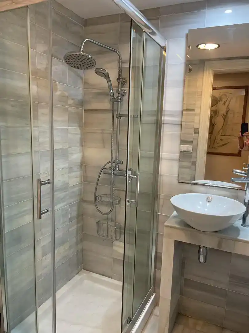 Badezimmer von Erdgeschoss zur Miete in Marbella mit Klimaanlage und Schwimmbad