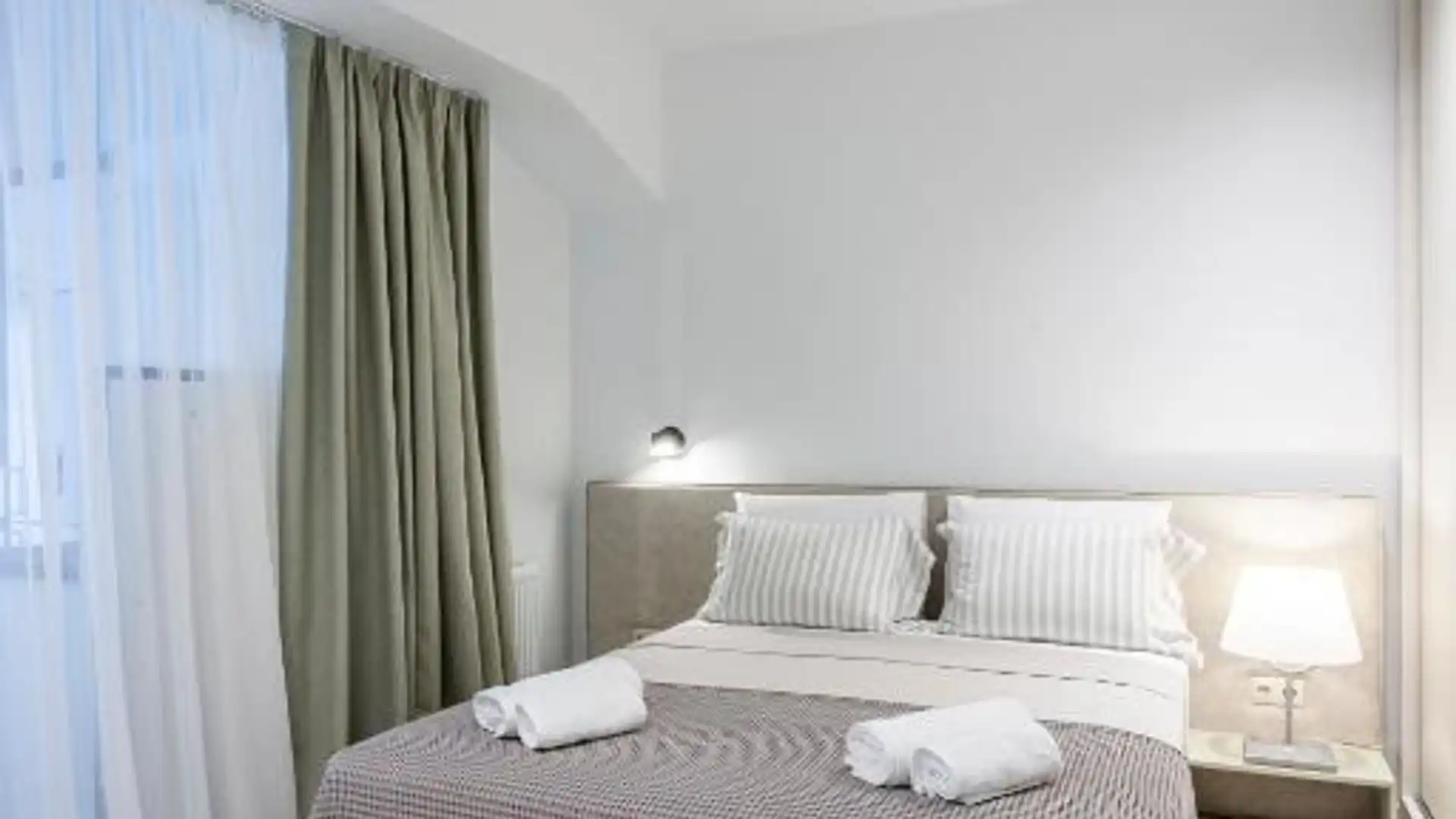 Dormitori de Apartament de lloguer en Vigo  amb Aire condicionat, Moblat i TV