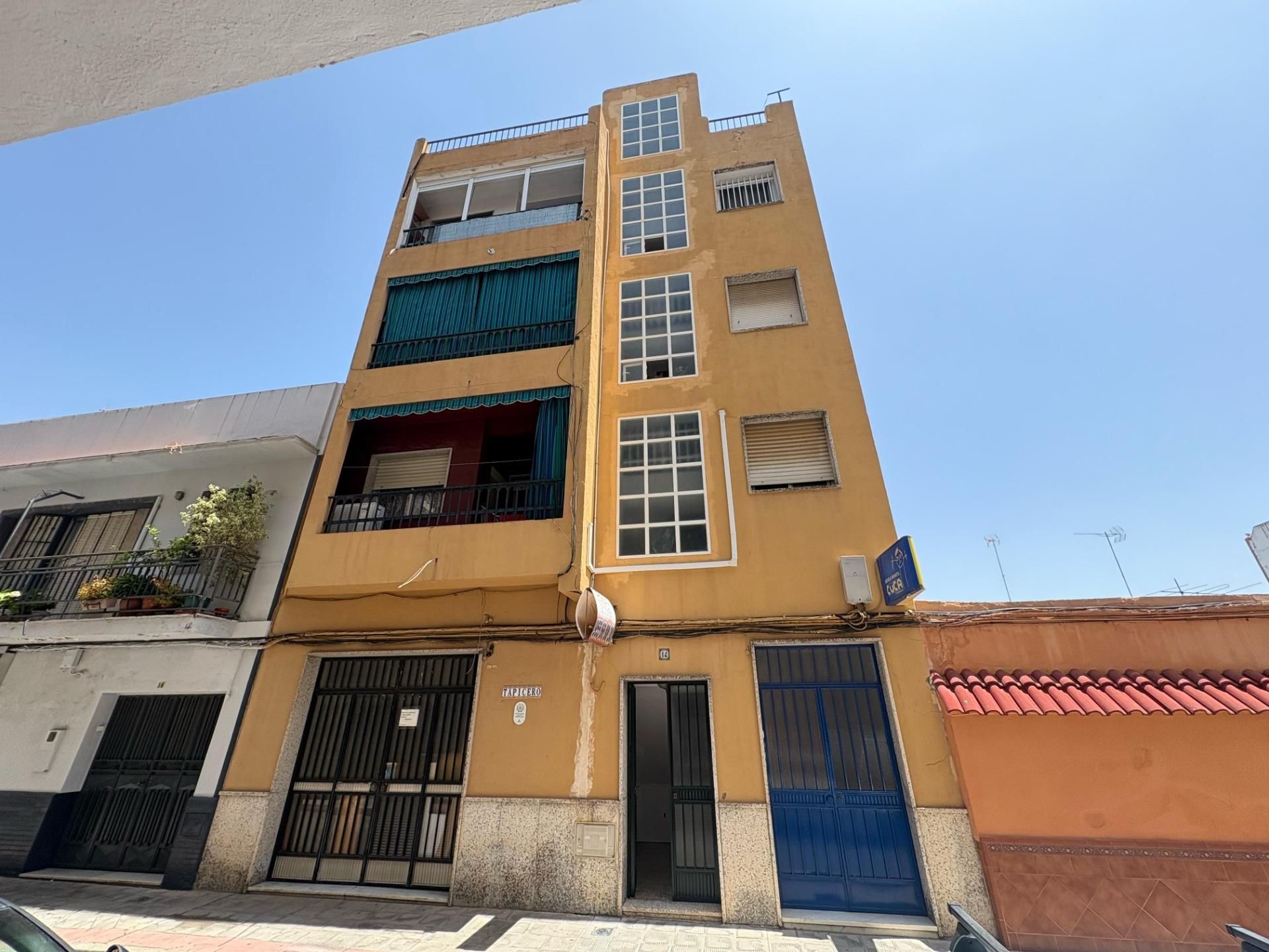 Vista exterior de Piso en venta en Dos Hermanas con Aire acondicionado y Terraza