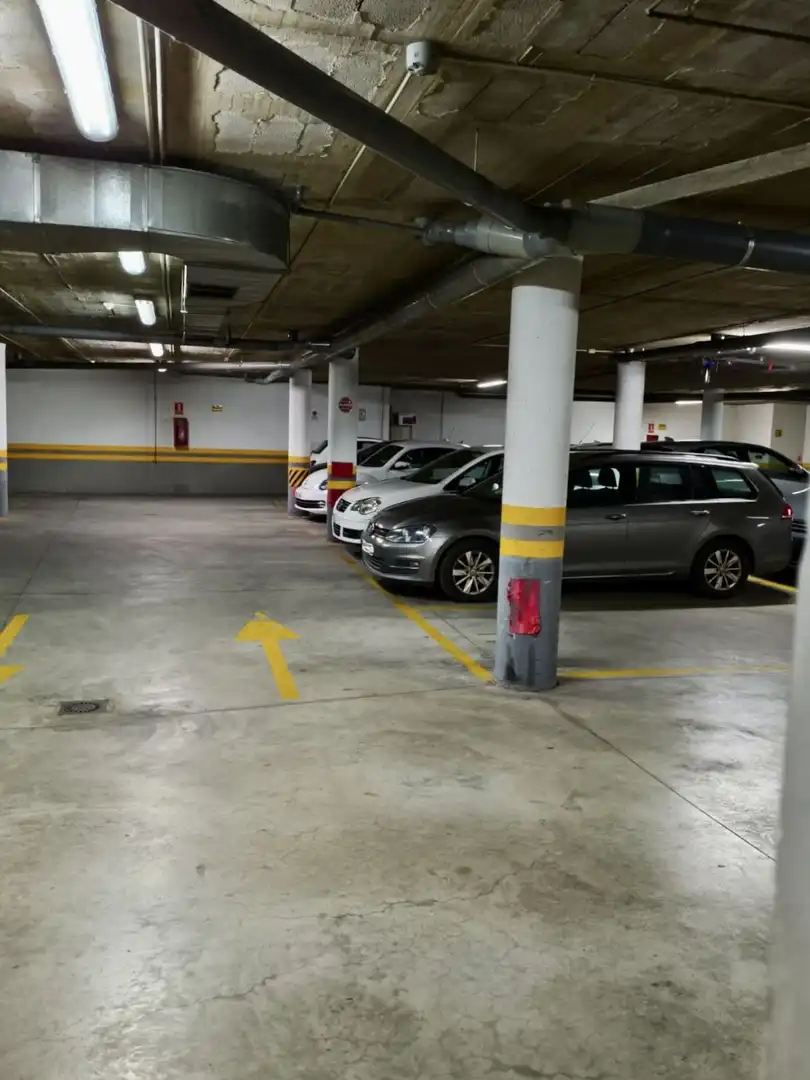 Parkplatz von Wohnung zum Verkauf in Sevilla mit Klimaanlage, Heizung und Terrasse
