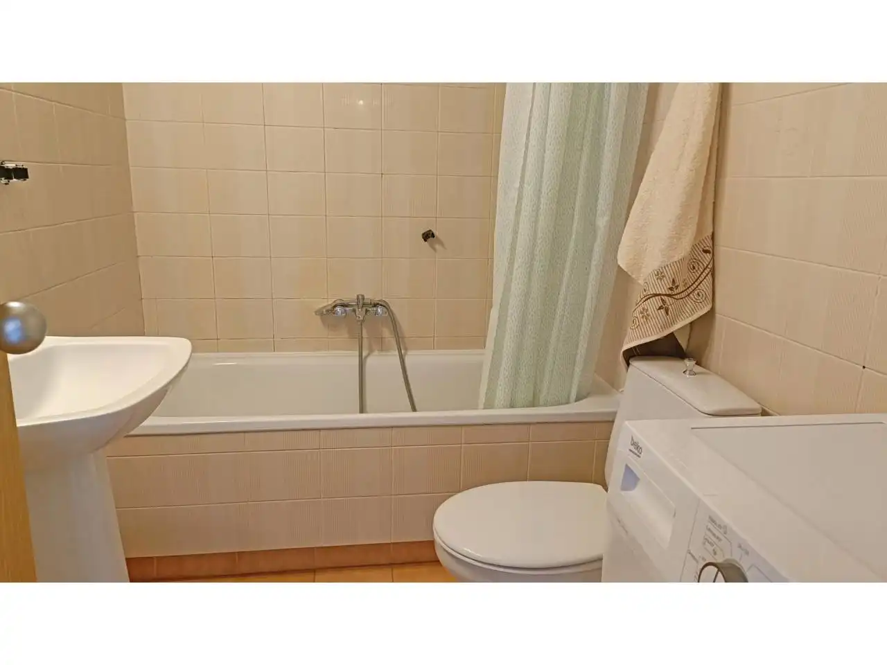 Baño de Piso en venta en L'Escala con Terraza, Amueblado y Piscina comunitaria