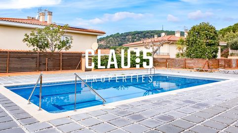 Casa en venta con piscina y vistas al mar en Sant Pol de Mar, ubicación privilegiada