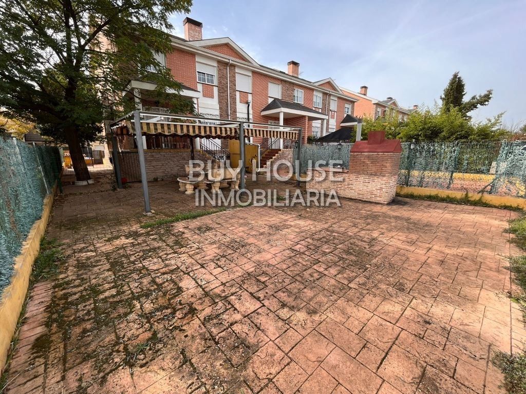 Exterior view of House or chalet for sale in Illescas  with Air Conditioner and Oven