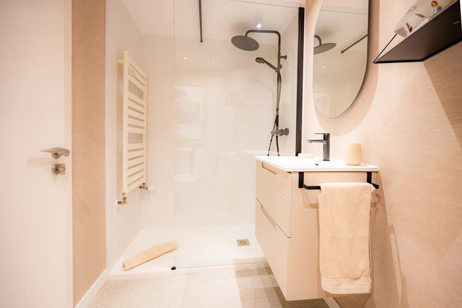 Bathroom of Flat for sale in Oviedo   with Heating, Parquet flooring and Terrace