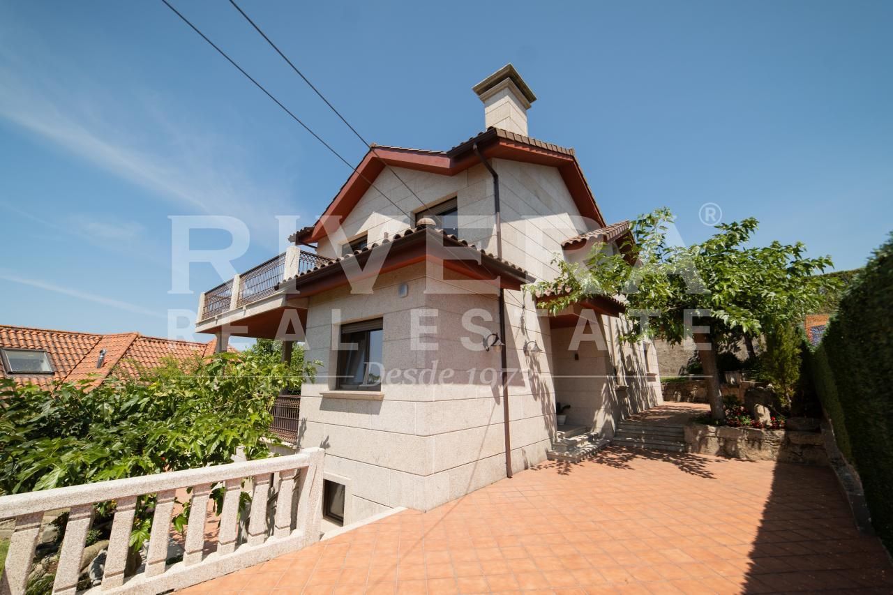 Vista exterior de Casa o xalet en venda en Vigo  amb Calefacció, Jardí privat i Terrassa