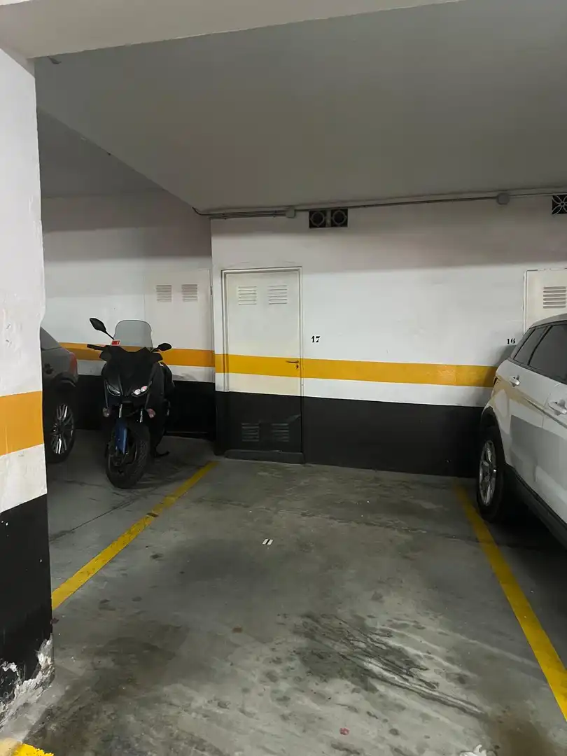 Aparcament de Casa adosada en venda en Marbella amb Aire condicionat, Traster i Balcó