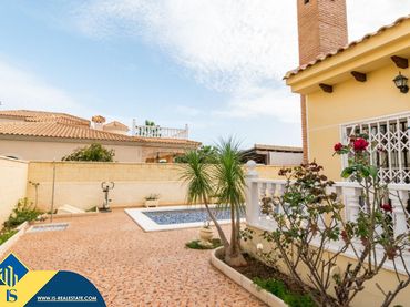 Villa avec balcon à vendre à Orihuela Costa