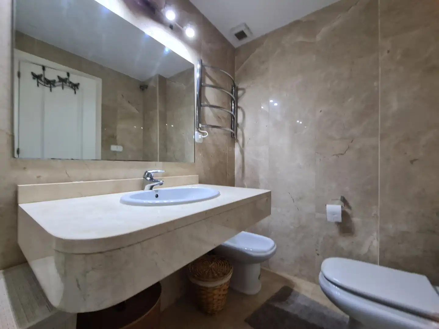 Bany de Apartament en venda en Sotogrande amb Jardí privat, Terrassa i Moblat