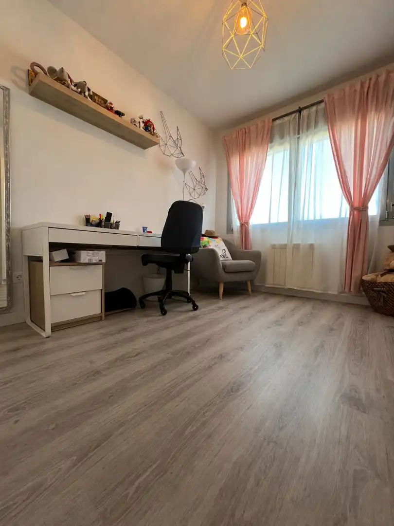 Habitación de Casa adosada en venta en Villalbilla con Aire acondicionado, Calefacción y Jardín privado