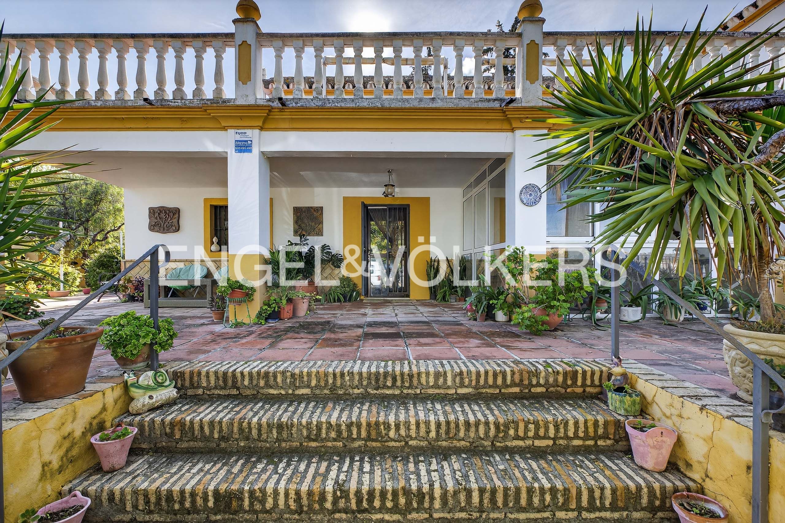 Vista exterior de Casa o xalet en venda en Morón de la Frontera amb Aire condicionat, Calefacció i Jardí privat