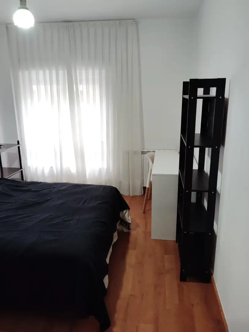Habitación de Piso de alquiler en Oviedo  con Calefacción y Amueblado