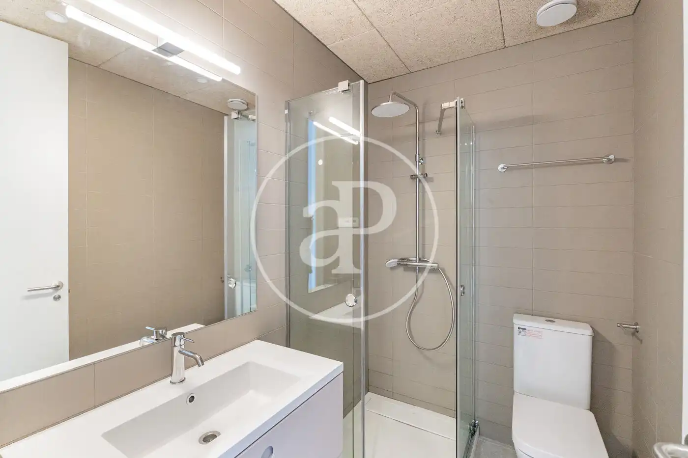 Baño de Piso de alquiler en Madrid con Aire acondicionado, Calefacción y Jardín privado