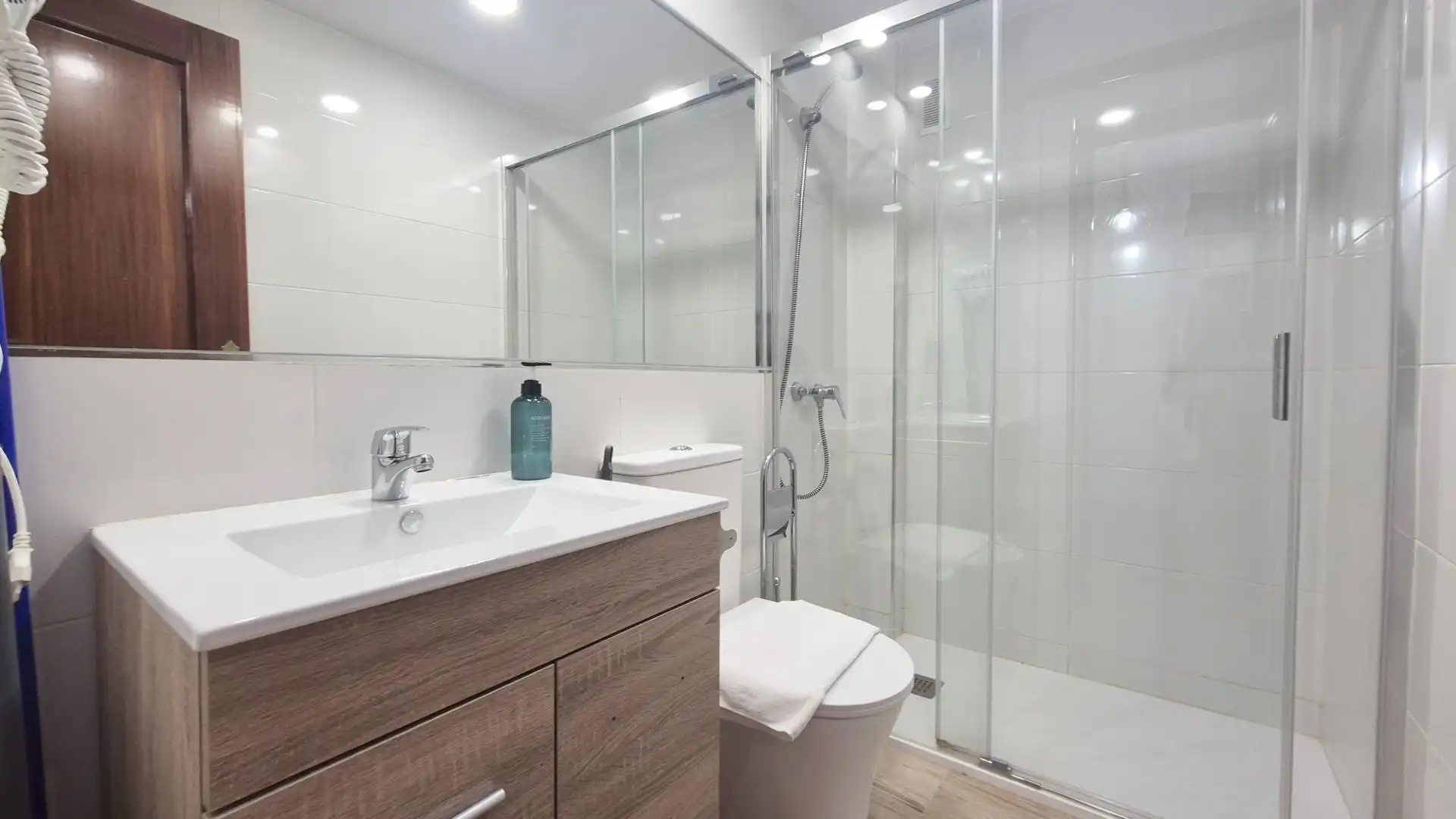 Bathroom of Study for rent in Salamanca  with Heating, Furnished and Balcony