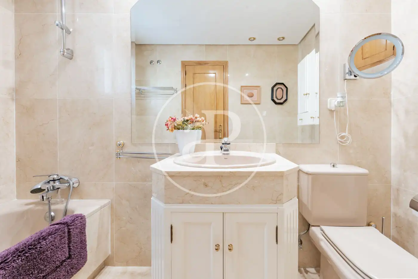 Bathroom of Flat for sale in Madrid  with Air Conditioner and Heating