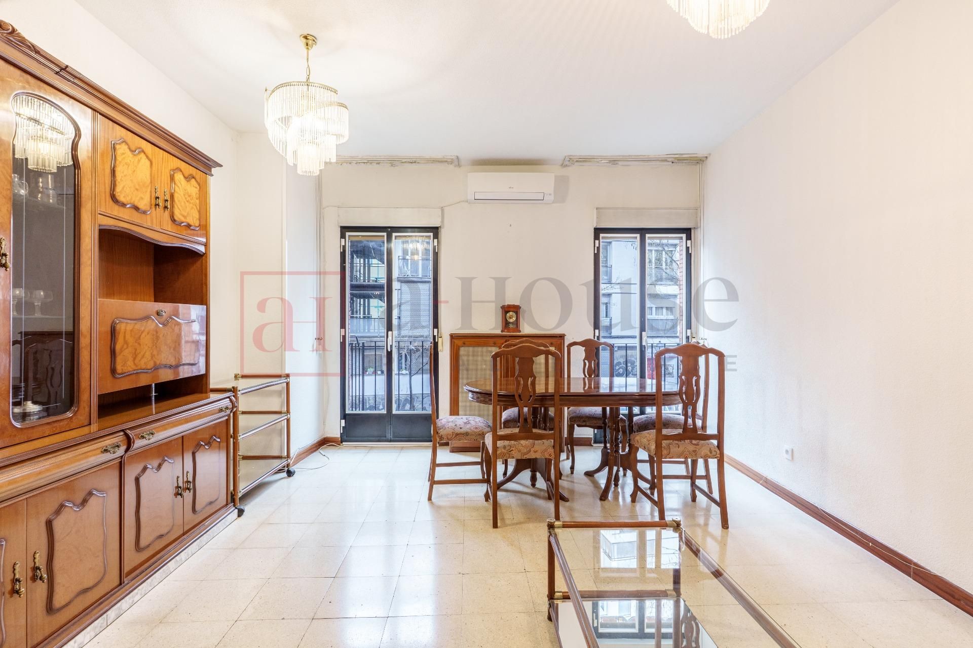 Flat for sale in Calle de Embajadores, Embajadores - Lavapiés, Centro