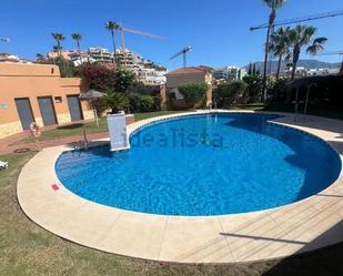 Piscina de Casa adosada en venda en Mijas amb Aire condicionat, Jardí privat i Parquet