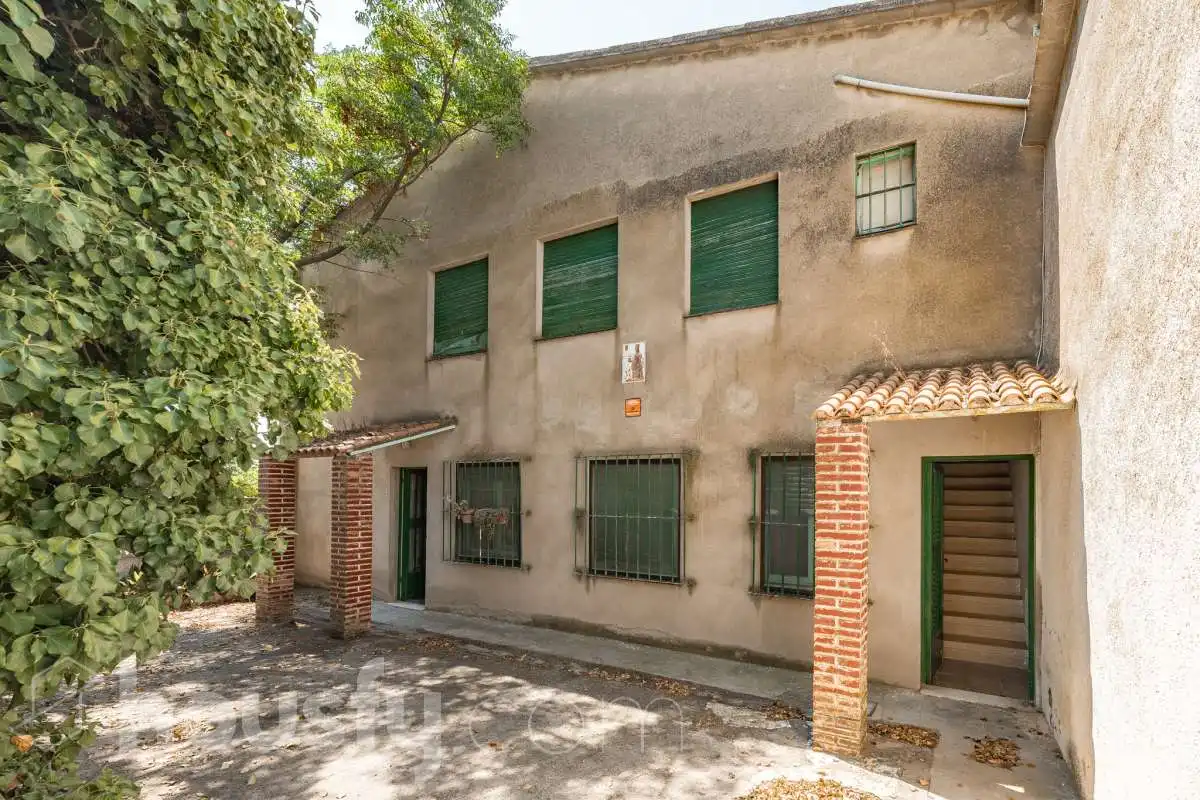 Außenansicht von Haus oder Chalet zum Verkauf in Torrelavit mit Privatgarten, Terrasse und Balkon
