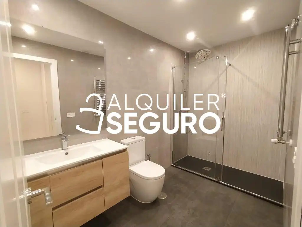 Bathroom of Flat for rent in Madrid  with Heating
