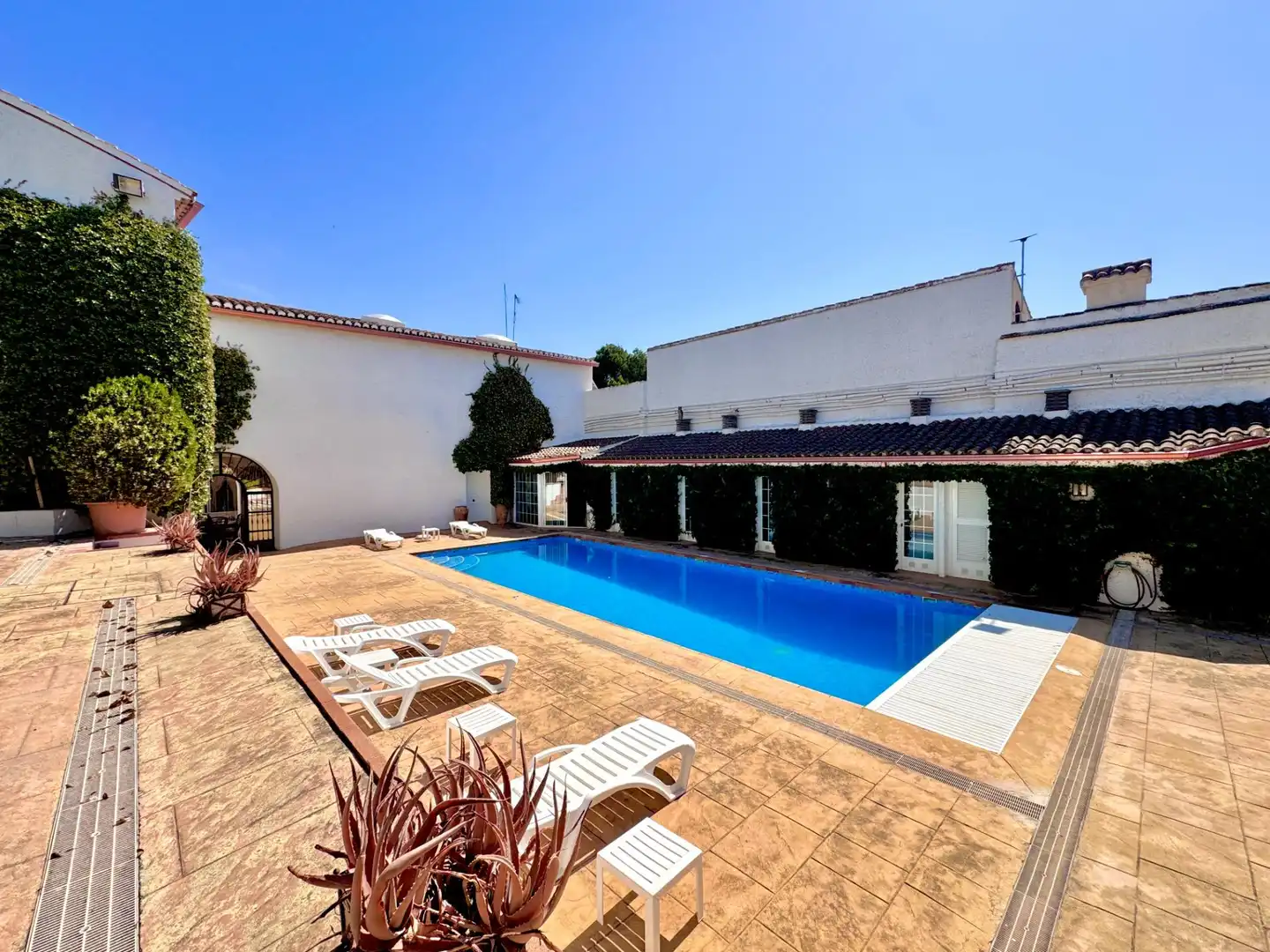 Swimming pool of Houses for sale in Chiva  with Air Conditioner, Private garden and Terrace