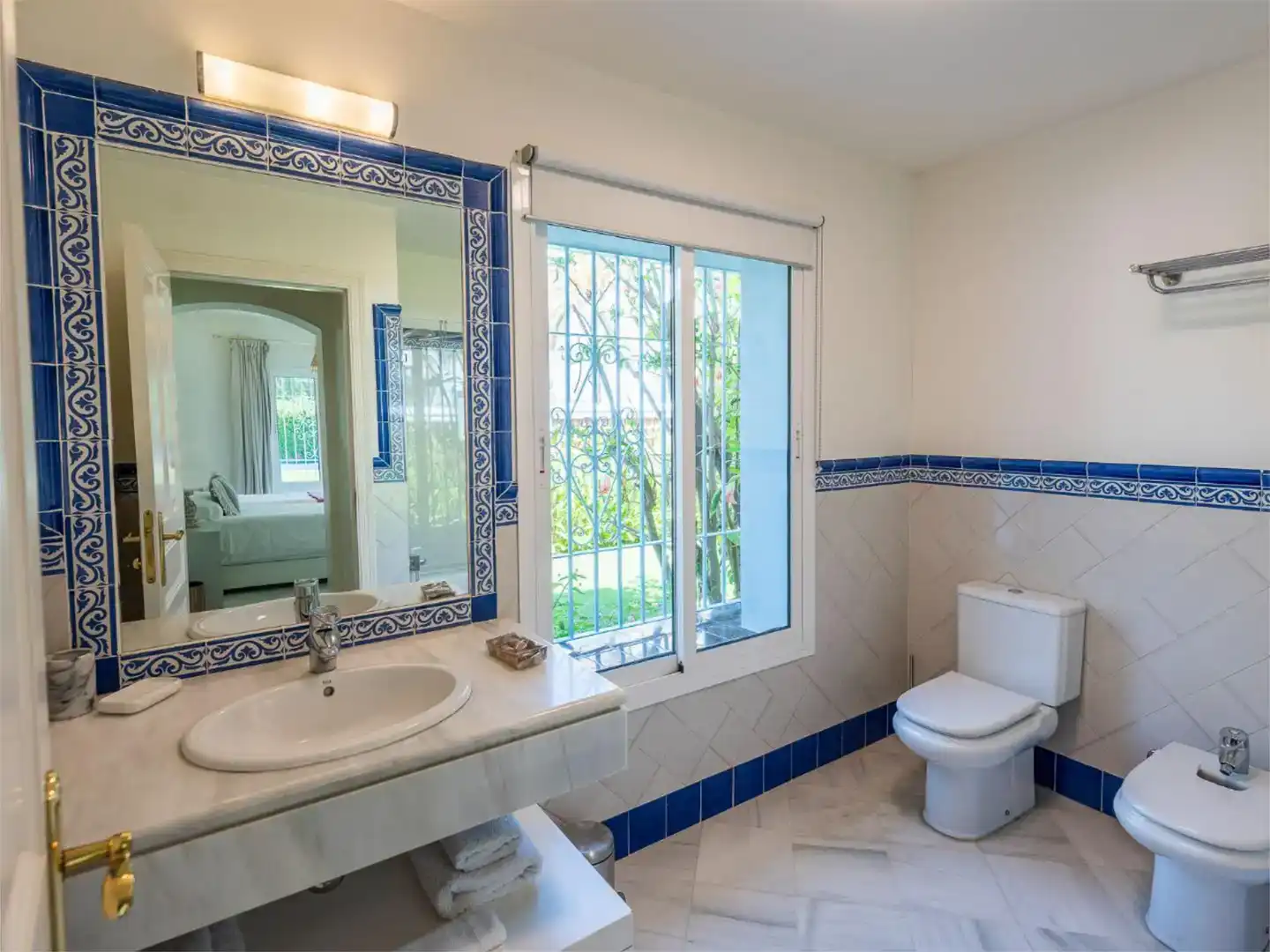 Badezimmer von Wohnung zur Miete in Estepona mit Klimaanlage, Schwimmbad und Balkon