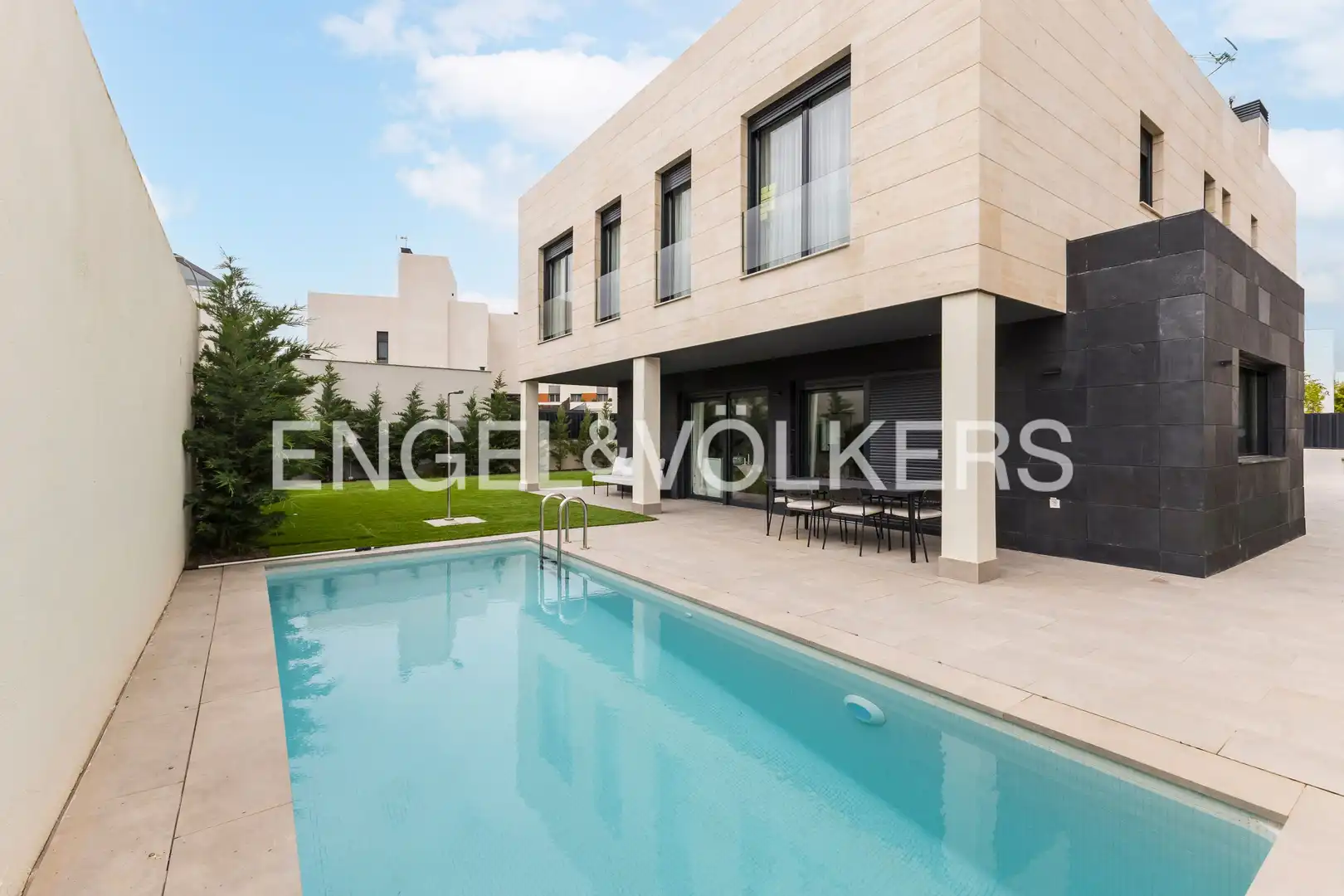 Vista exterior de Casa o xalet de lloguer en Madrid amb Aire condicionat, Calefacció i Jardí privat