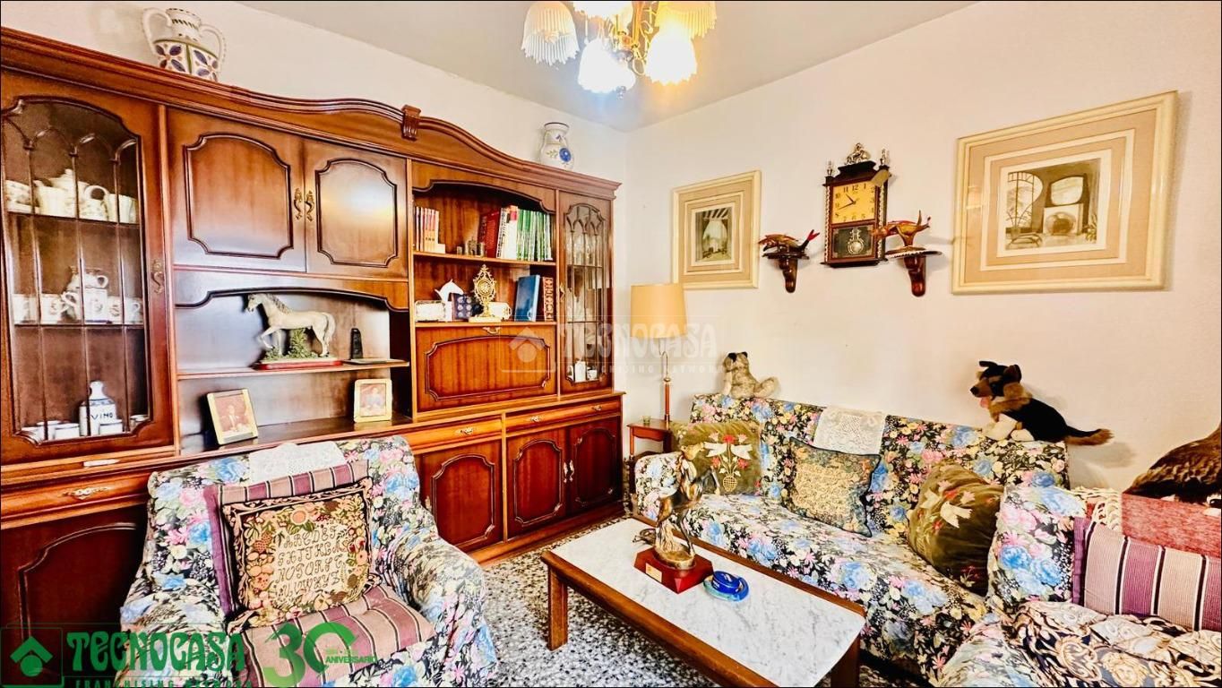 Sala d'estar de Casa adosada en venda en Quero amb Calefacció i Jardí privat