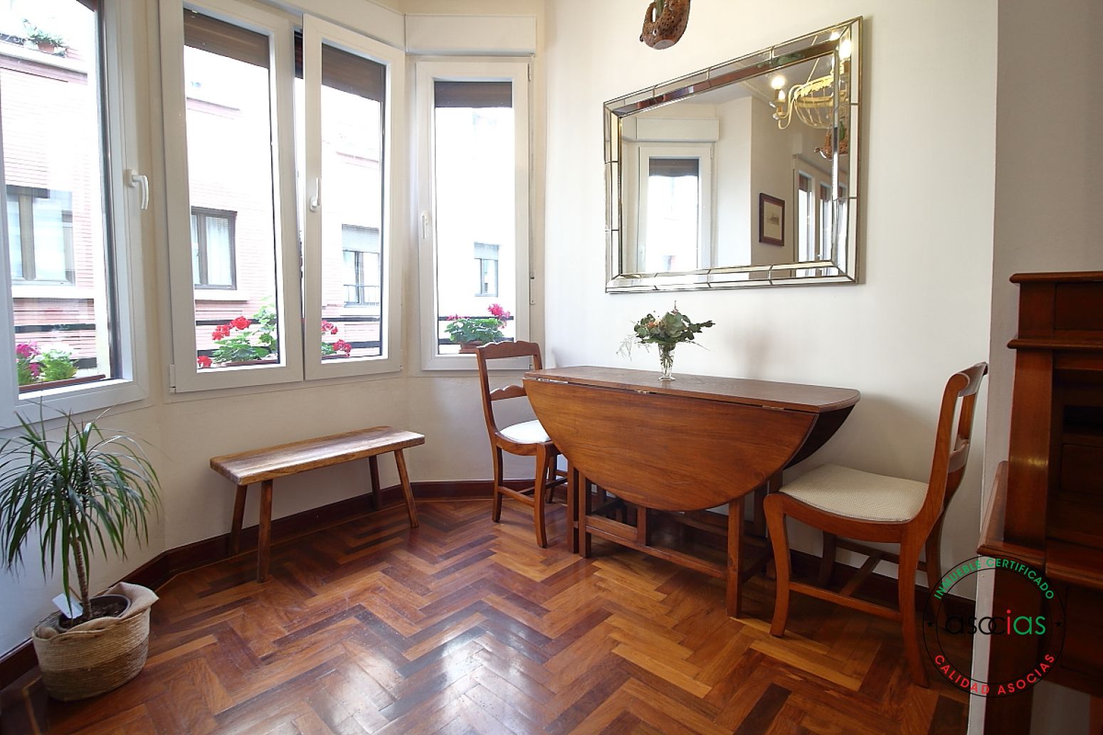 Menjador de Pis en venda en Gijón  amb Calefacció, Moblat i Balcó