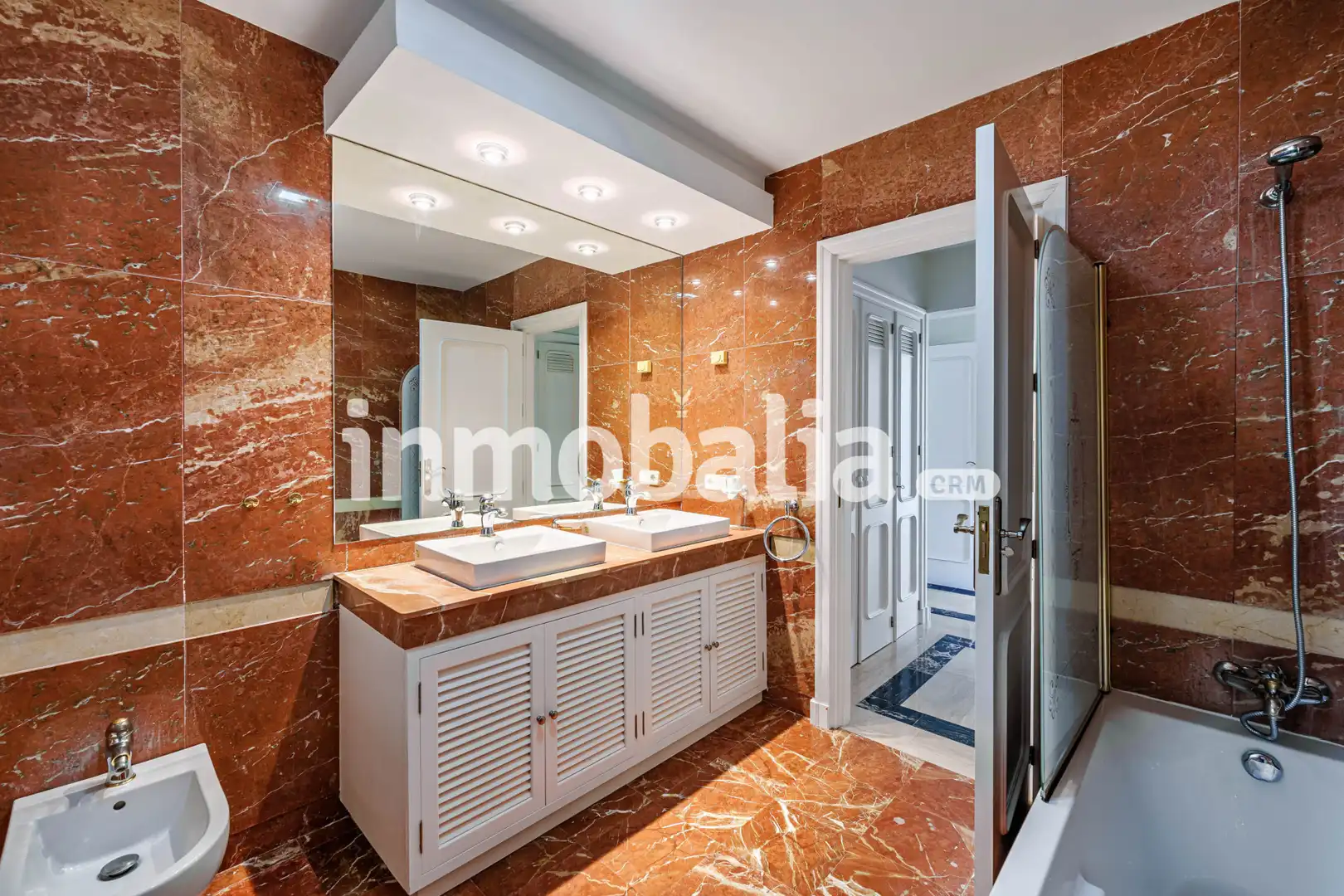 Bany de Casa o xalet en venda en Estepona amb Aire condicionat, Jardí privat i Terrassa