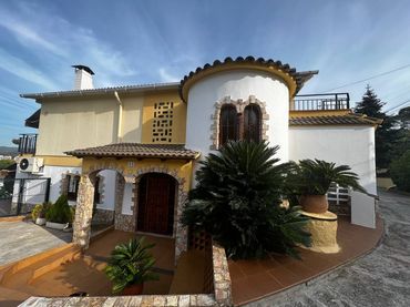 Casa con piscina en venta en ricard canals