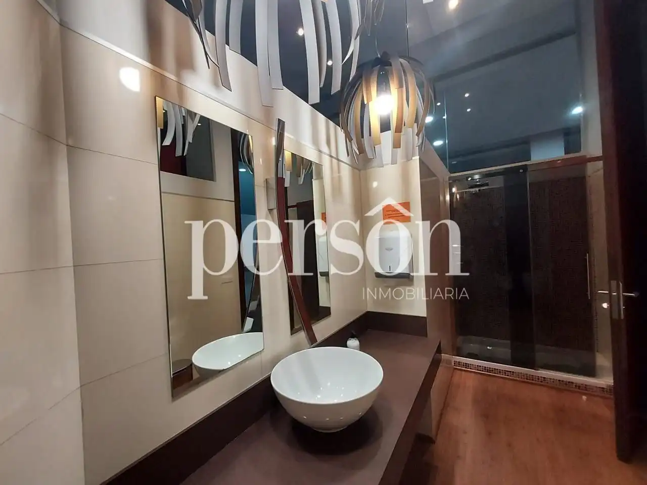 Baño de Oficina de alquiler en Valencia con Aire acondicionado, Calefacción y Alarma