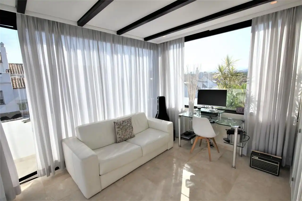 Sala d'estar de Casa o xalet de lloguer en Marbella amb Aire condicionat, Calefacció i Jardí privat