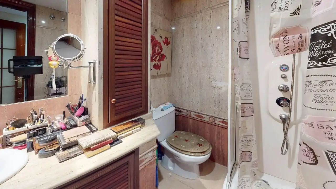 Bathroom of Flat for sale in Sevilla  with Air Conditioner, Heating and Terrace