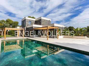 Detached house with pool for sale in La Granadella  - Costa Nova