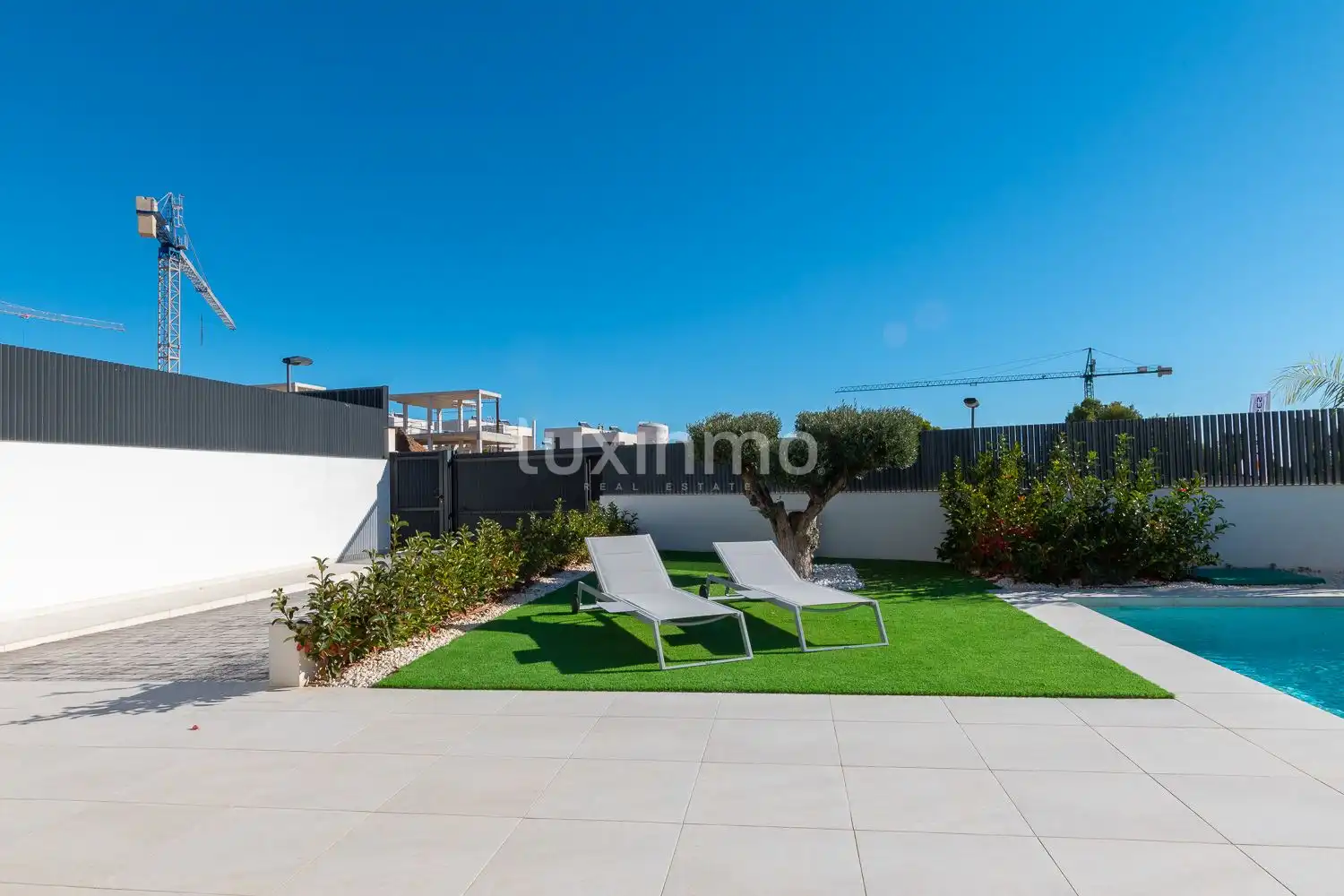 Detached house with pool for sale in Golf Bahía, imagen 2