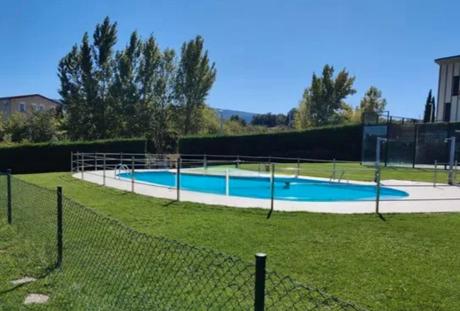 Swimming pool of Single-family semi-detached for sale in Villarcayo de Merindad de Castilla la Vieja  with Heating, Private garden and Terrace