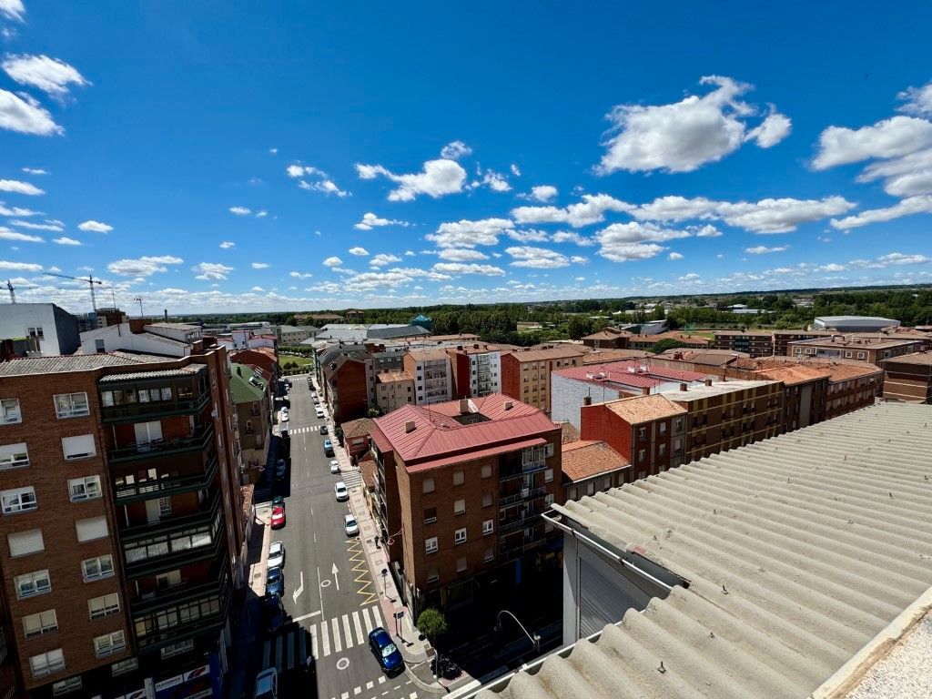Vista exterior de Pis en venda en León Capital 