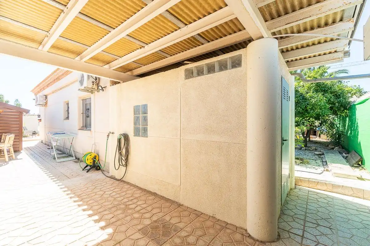 Vista exterior de Casa o xalet en venda en Orihuela amb Aire condicionat, Jardí privat i Terrassa