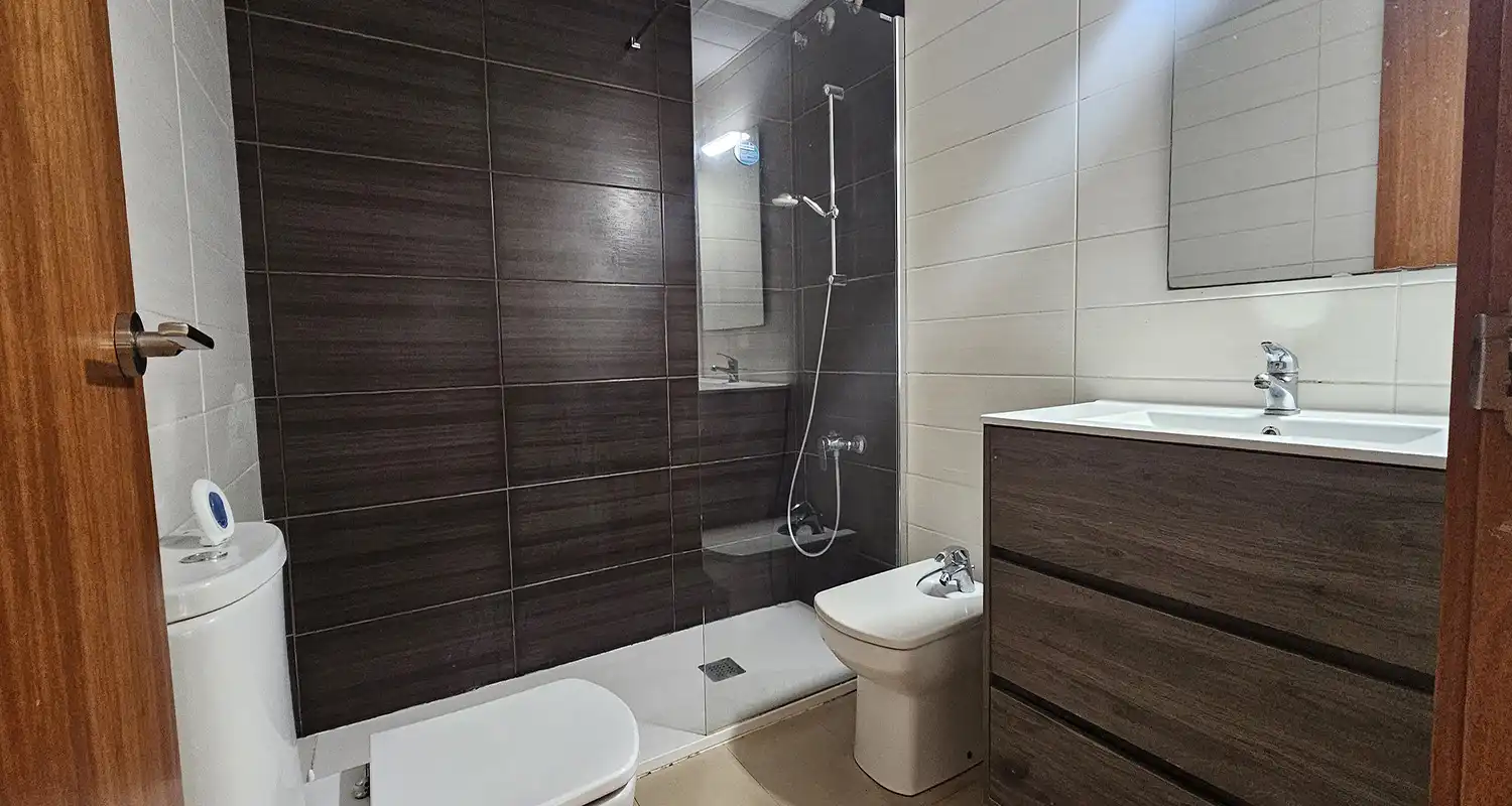 Badezimmer von Erdgeschoss zur Miete in Riells i Viabrea mit Klimaanlage, Heizung und Terrasse