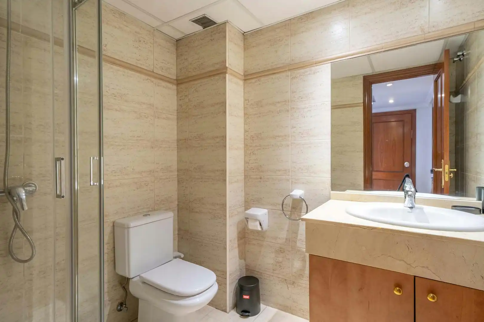 Bathroom of Flat for rent in Madrid  with Air Conditioner and Washing machine