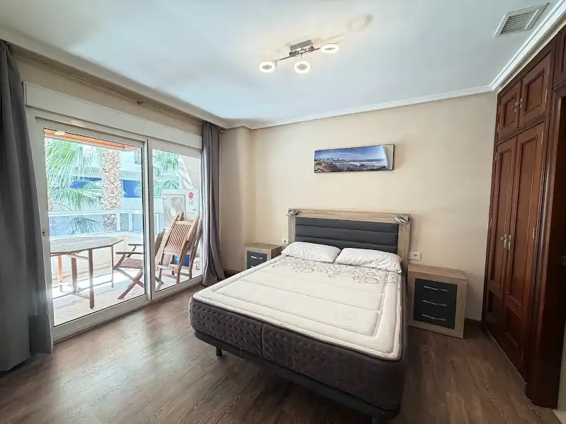 Dormitori de Pis en venda en Torrevieja amb Terrassa, Moblat i TV