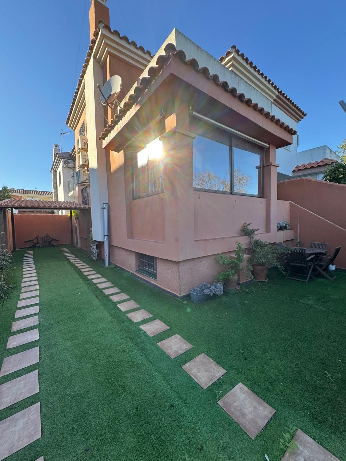 Vista exterior de Casa o xalet en venda en Chiclana de la Frontera amb Jardí privat