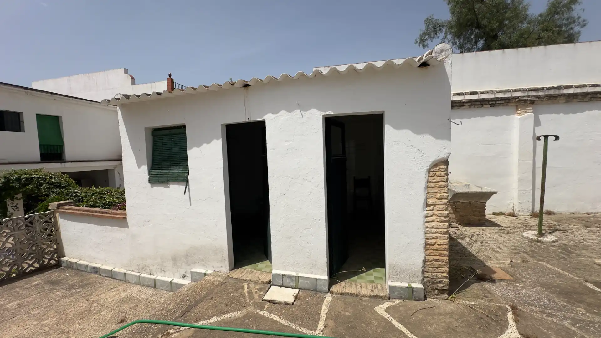 Vista exterior de Casa o xalet en venda en Umbrete amb Terrassa, Traster i Piscina